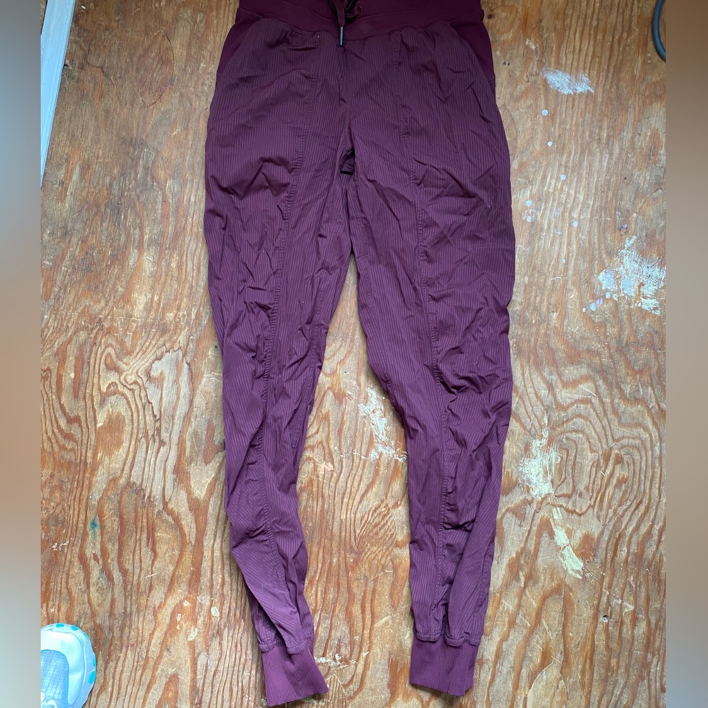 Burgundy lululemon dance pant skinny size 2